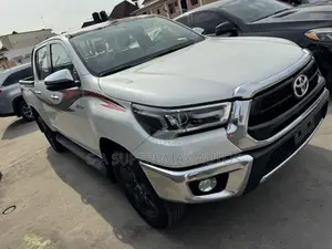 Toyota Hilux 2023 White