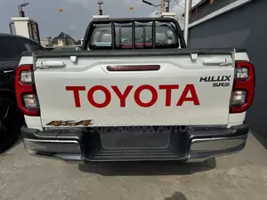 Toyota Hilux 2023 White