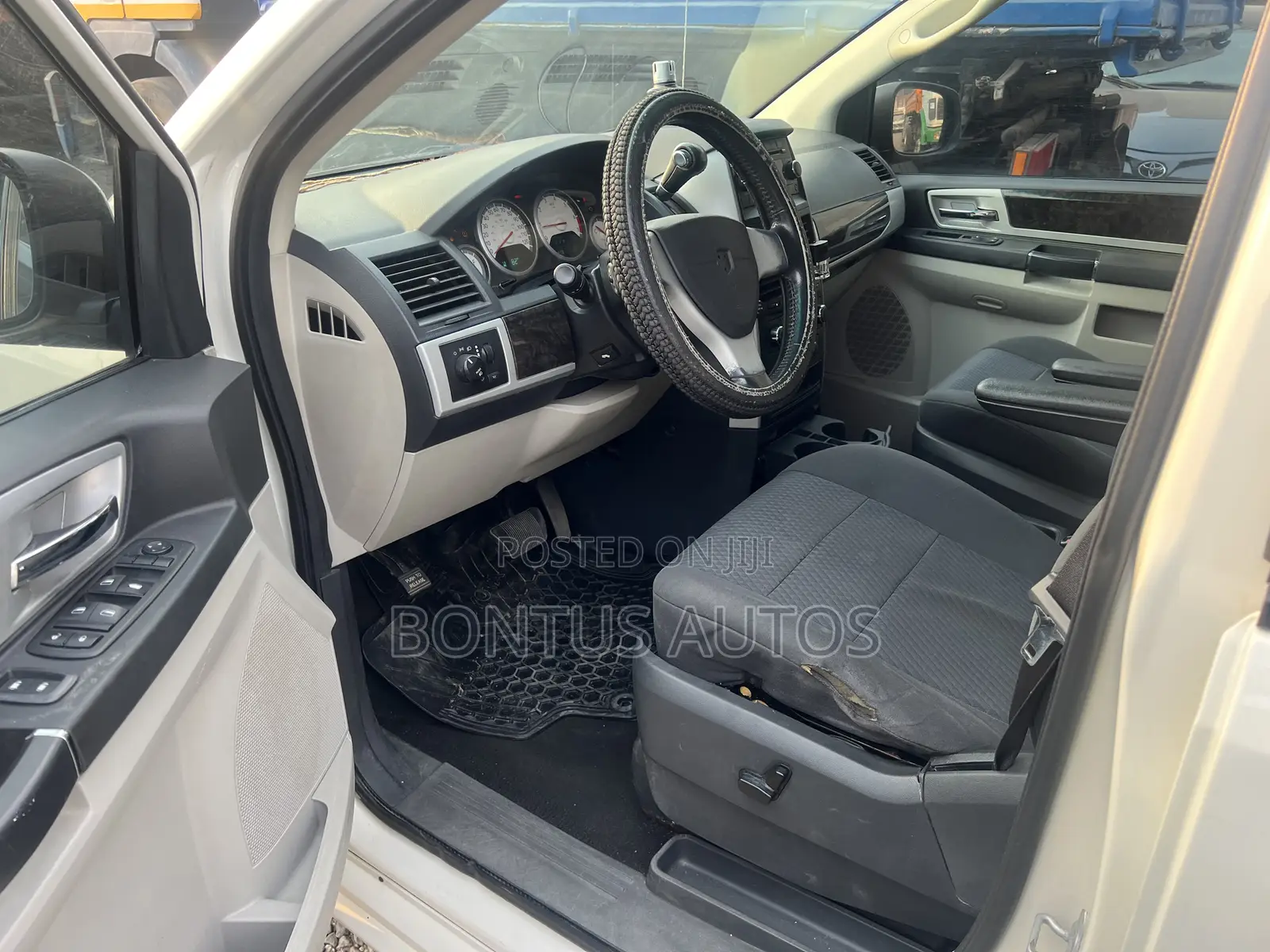 Dodge Caravan 2009 White