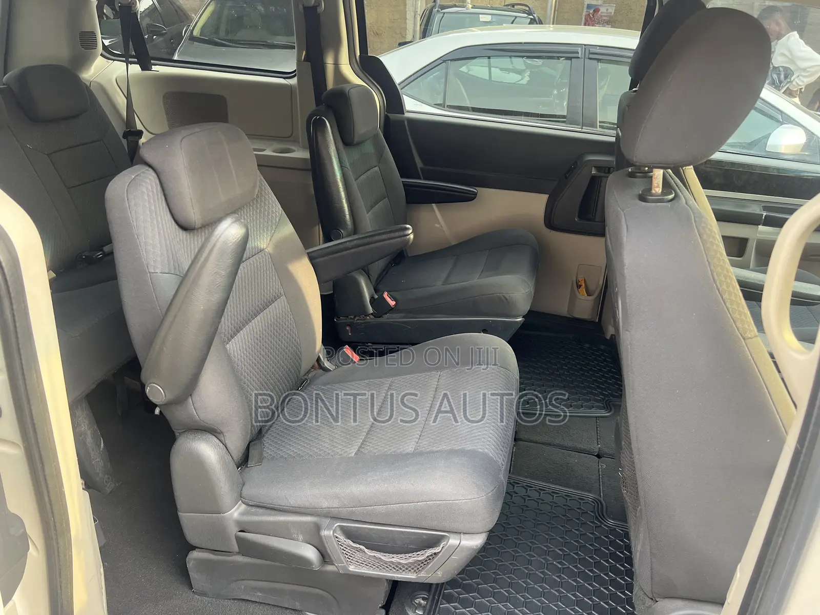 Dodge Caravan 2009 White
