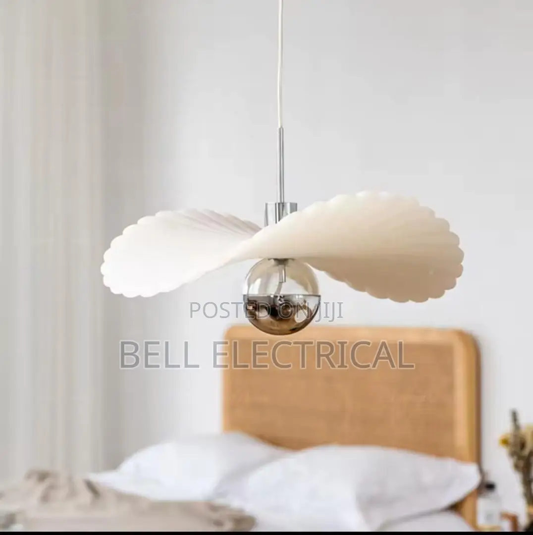 Elegant Feather-Inspired Pendant Light
