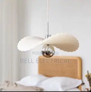 Elegant Feather-Inspired Pendant Light