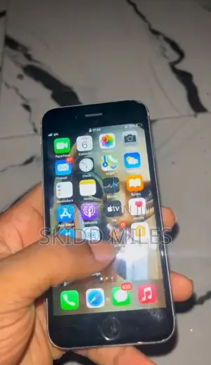 Photo - Apple iPhone 6s 128 GB Silver