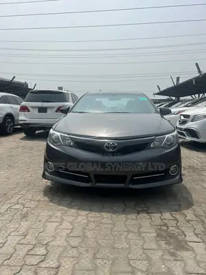 Toyota Camry SE 4dr Sedan (2.5L 4cyl 6A) 2014 Gray