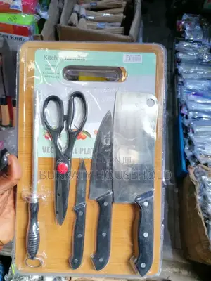Set of Knives and Chopping Board
