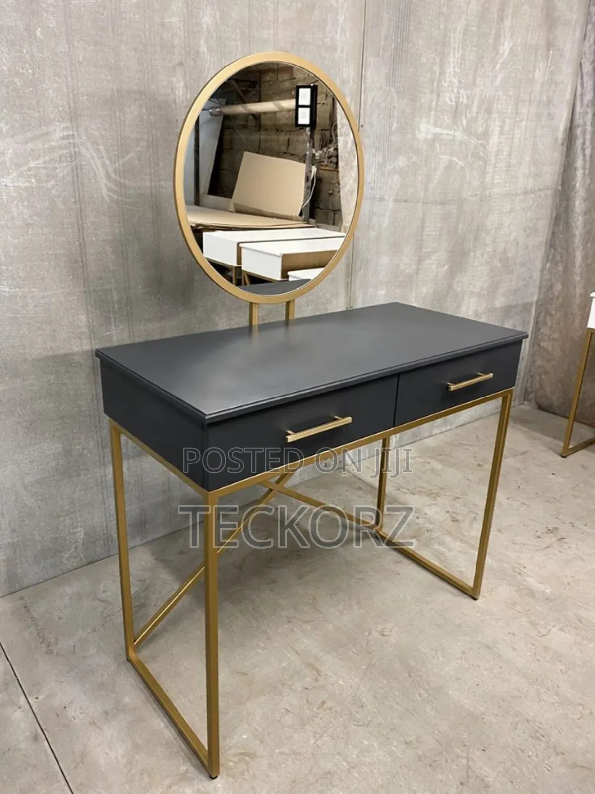 Makeup Station With Round Mirror