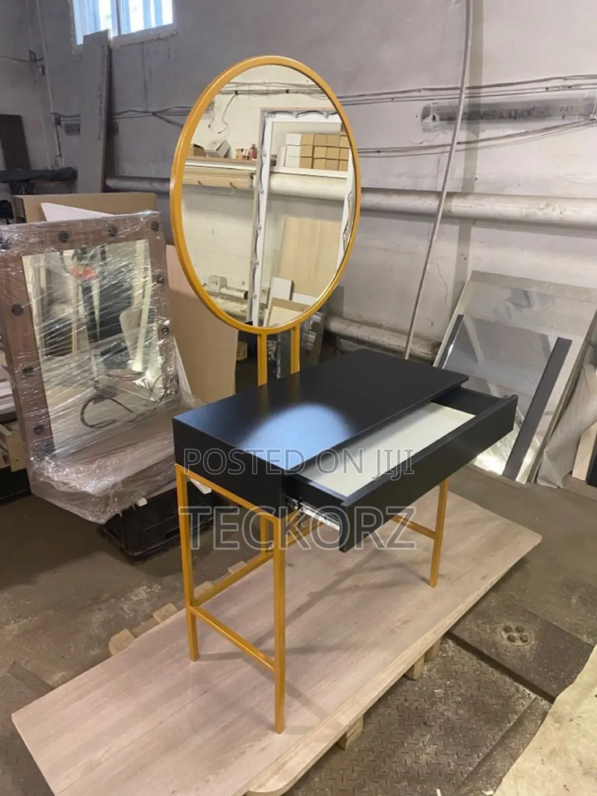 Makeup Station With Round Mirror