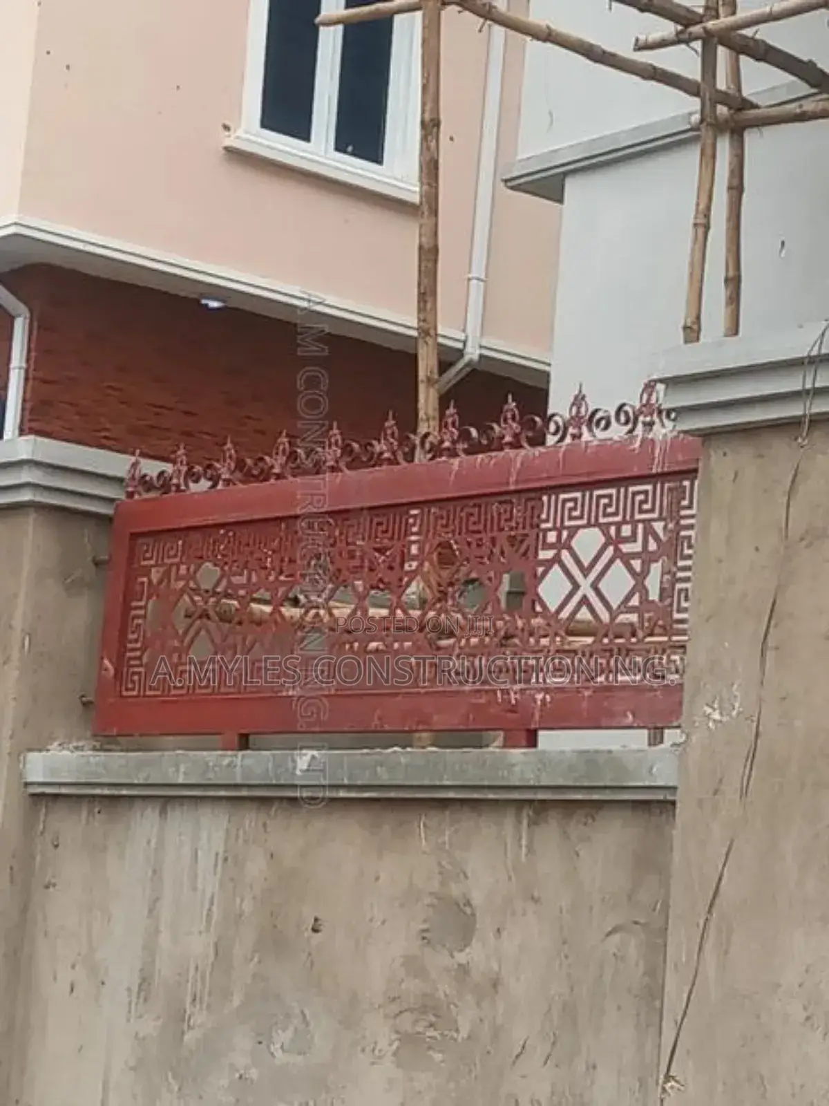 Mara Fence Rail Design