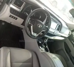Toyota Highlander XLE 4dr SUV AWD (3.5L 6cyl 6A) 2015 Gray