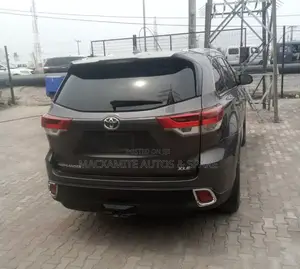 Toyota Highlander XLE 4dr SUV AWD (3.5L 6cyl 6A) 2015 Gray