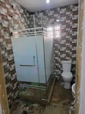 Toilet Cubicle 10mm Toughened