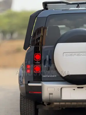 Land Rover Defender SE 2021 Gray