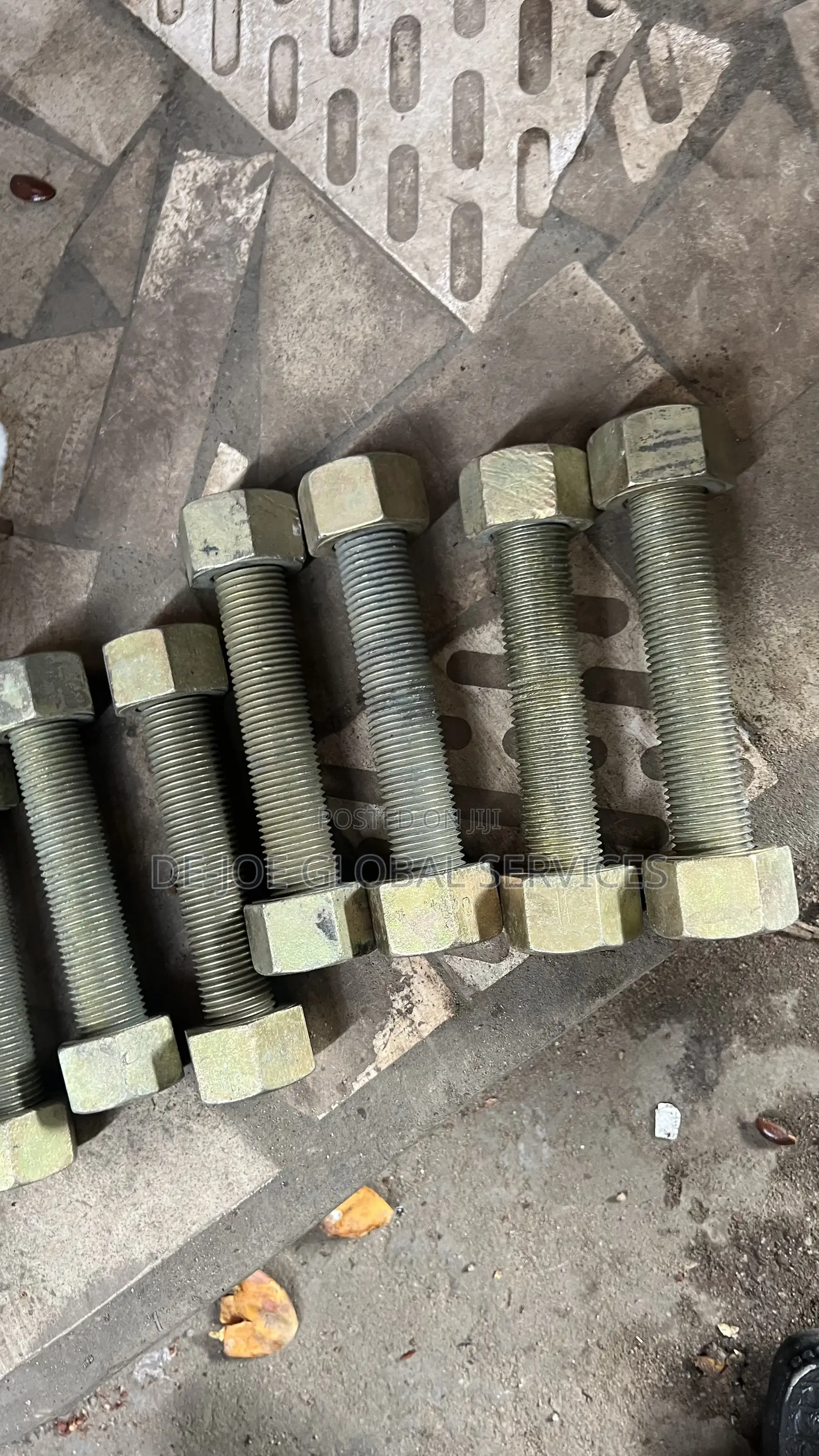 Stud Bolt and Nut 1 1/4 X 200 B7 Stud Bolts