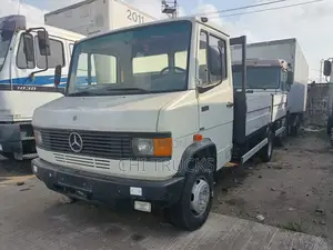 Mercedes Benz 709 German Truck 4 Cylinder