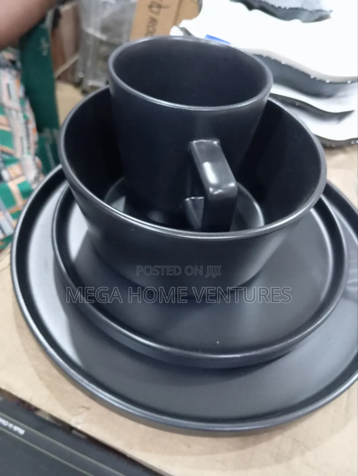 16 Piece Black Colour Dinner Set