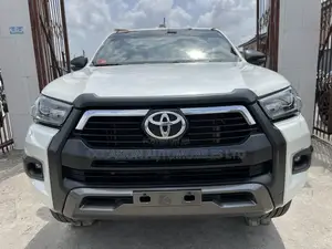 Toyota Hilux 2022 White