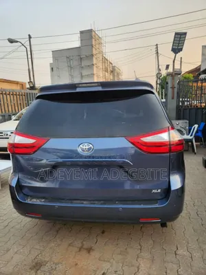 Toyota Sienna 2016 Blue
