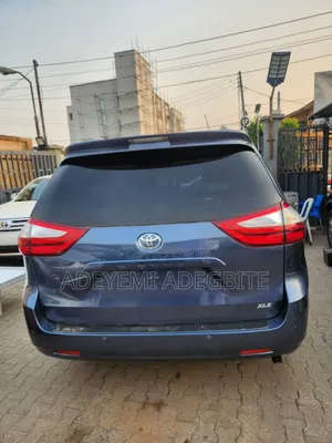 Toyota Sienna 2016 Blue