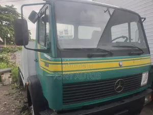 Tokunbo Mercedez Benz Truck With 8 Bolts and Axle