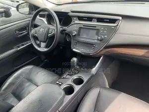 Toyota Avalon XLE Premium Sedan FWD (3.5L 6cyl 6A) 2013 Red
