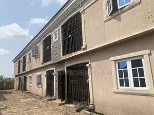 8bdrm Block of Flats in Benin City for sale