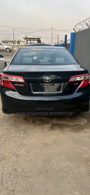 Toyota Camry LE 4dr Sedan (2.5L 4cyl 6A) 2014 Blue