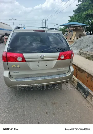Toyota Sienna 2008 Gold
