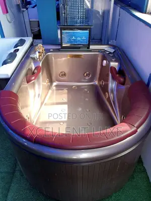 Curve Luxury Jacuzzi With Tv
