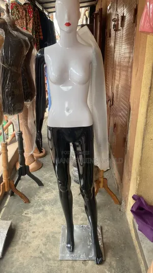 Red Lips Female White And Black Size 8 Display Mannequin