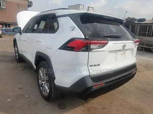 Toyota RAV4 XLE FWD 2020 White