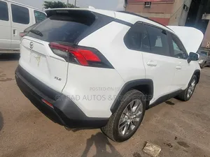 Toyota RAV4 XLE FWD 2020 White