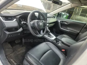 Toyota RAV4 XLE FWD 2020 White