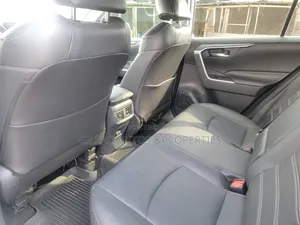 Toyota RAV4 XLE FWD 2020 White