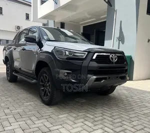 New Toyota Hilux 2025 Black