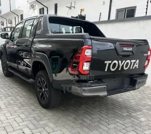 New Toyota Hilux 2025 Black