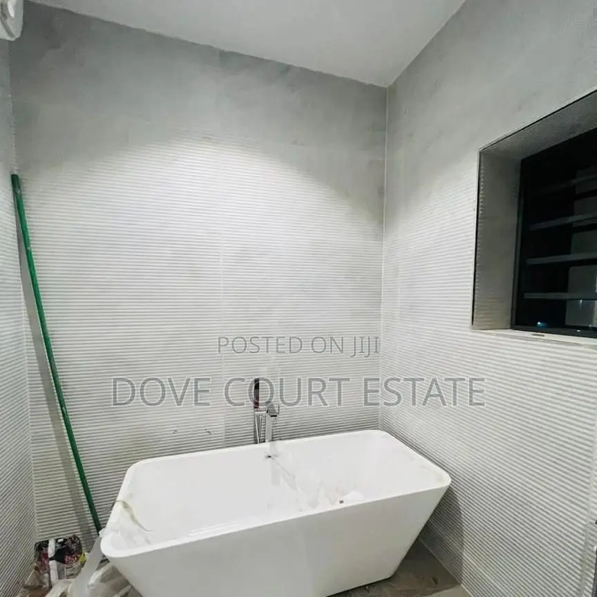 5bdrm Penthouse in Kolapo Ishola Gra, Akobo for sale