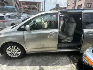 Toyota Sienna 2015 Gold