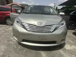 Toyota Sienna 2015 Gold