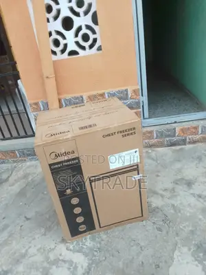 Moveable 142 Midea Chest Freezer (Hs-186cn) + Keys