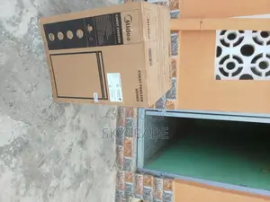 Modern (Hs-186cn) Midea 142l Chest Freezer + Keys