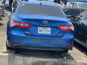 Toyota Camry XLE FWD 2020 Blue