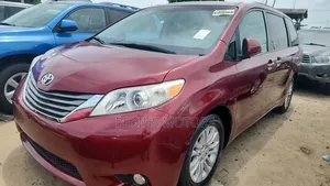 Toyota Sienna 2011 Red