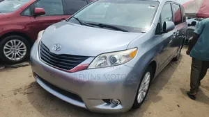 Toyota Sienna 2012 Silver