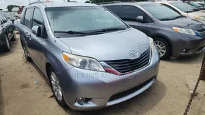 Toyota Sienna 2012 Silver