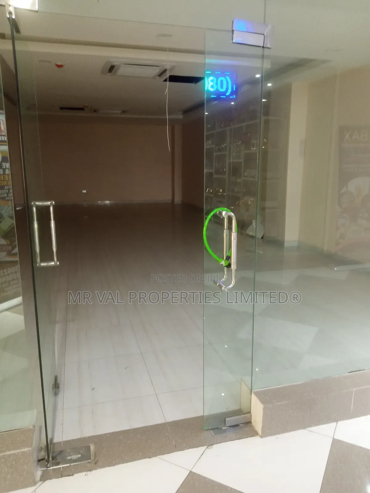 Massive Classic Service Shopping Mall Space for Lease