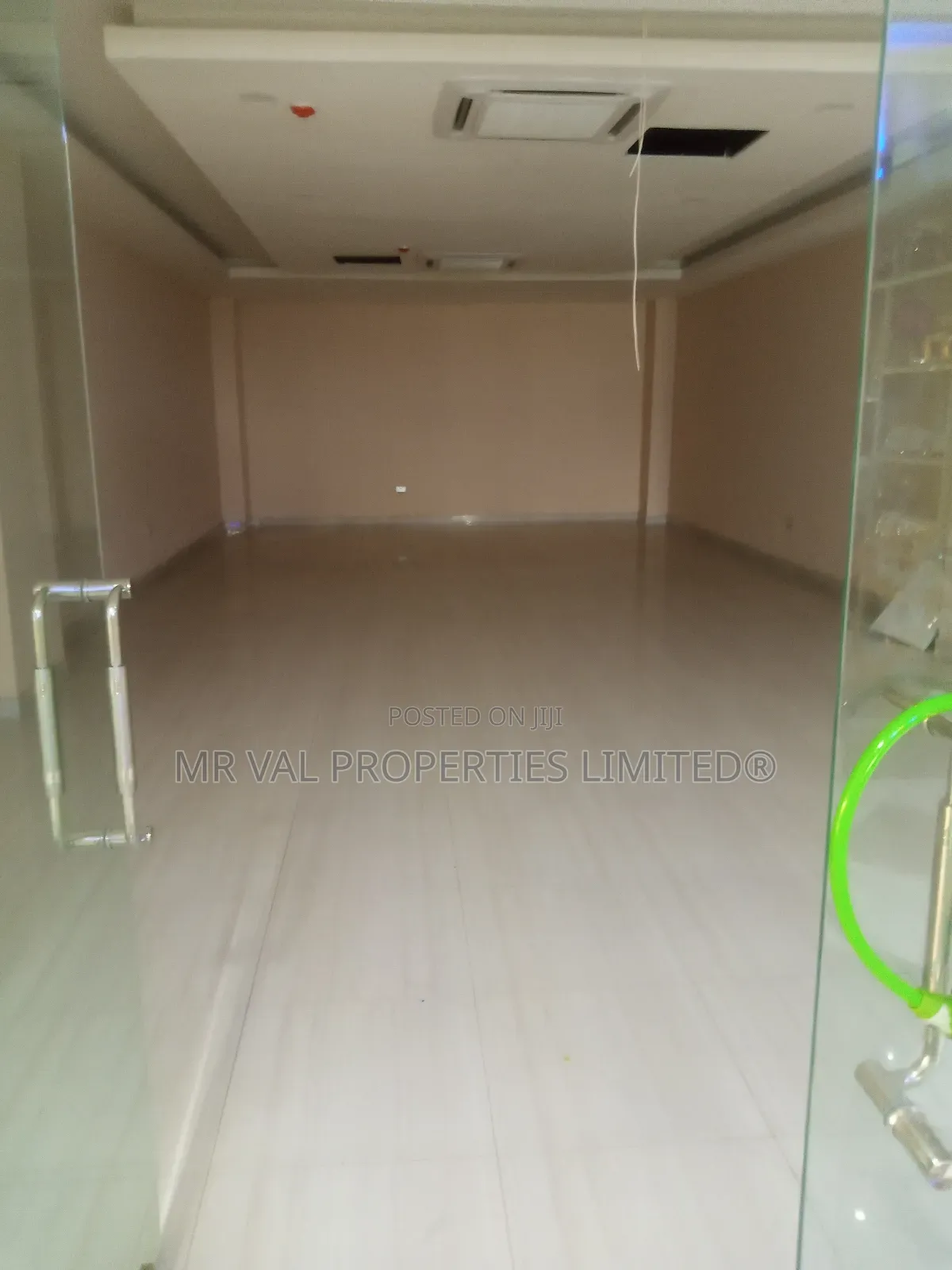 Massive Classic Service Shopping Mall Space for Lease
