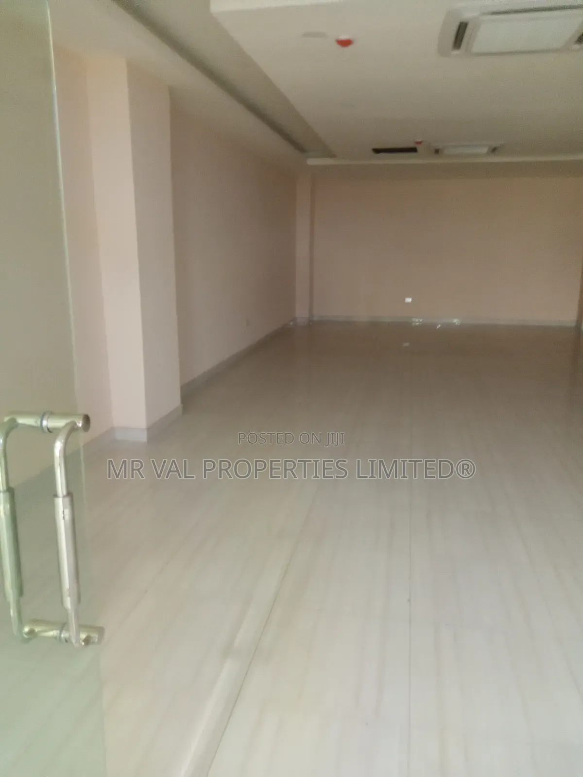 Massive Classic Service Shopping Mall Space for Lease