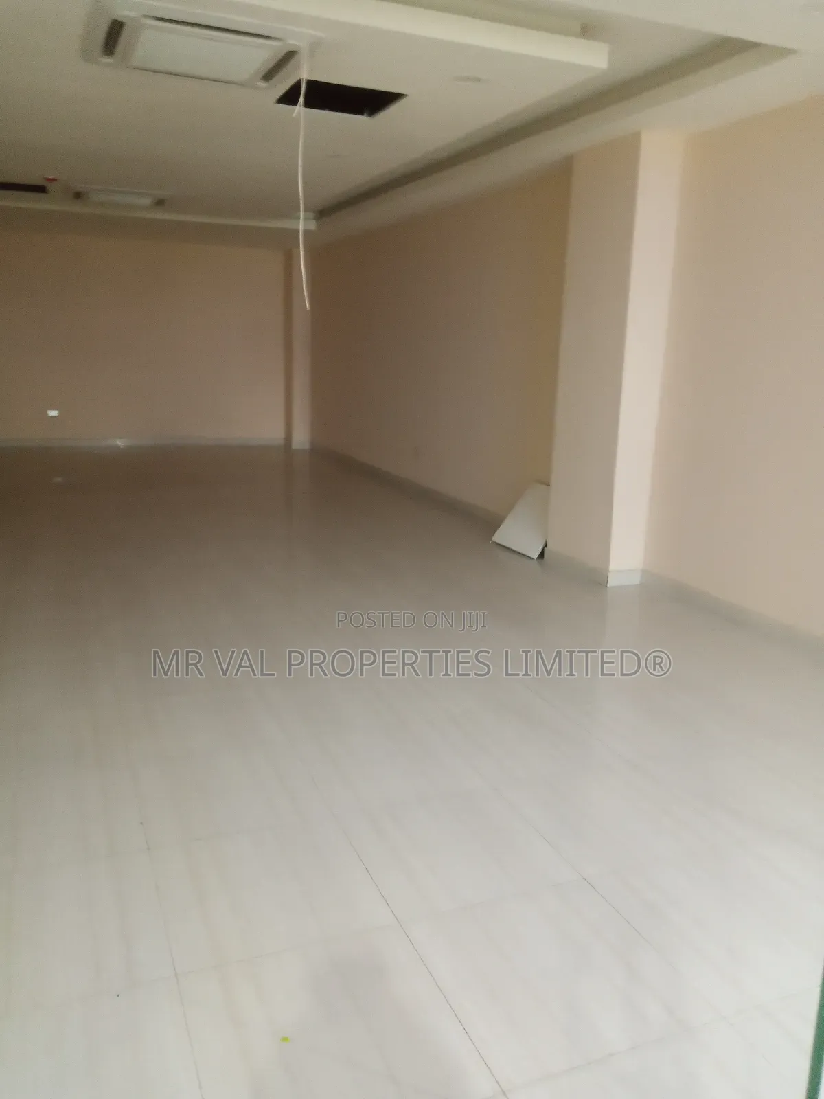 Massive Classic Service Shopping Mall Space for Lease