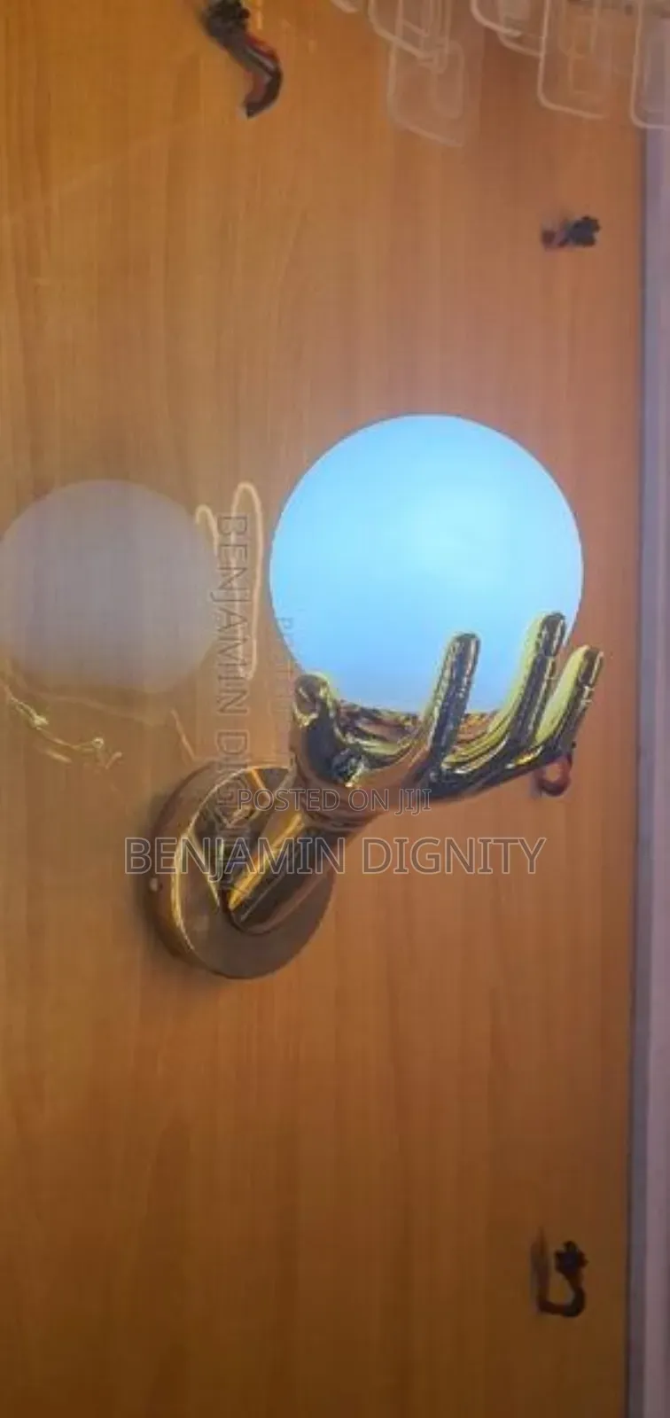 Modern Creative Hand Wall Lighting.
