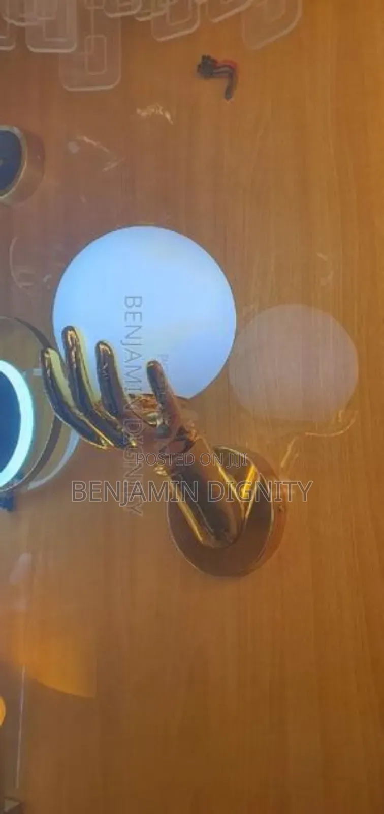 Modern Creative Hand Wall Lighting.